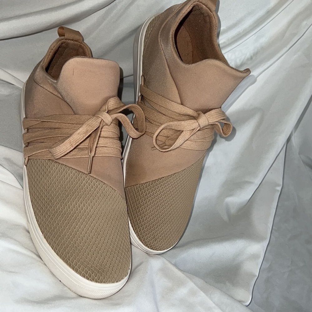 STEVE MADDEN LANCER. WOMENS SNEAKERS. SIZE 9M. PALE PINK/ PEACH COLOR